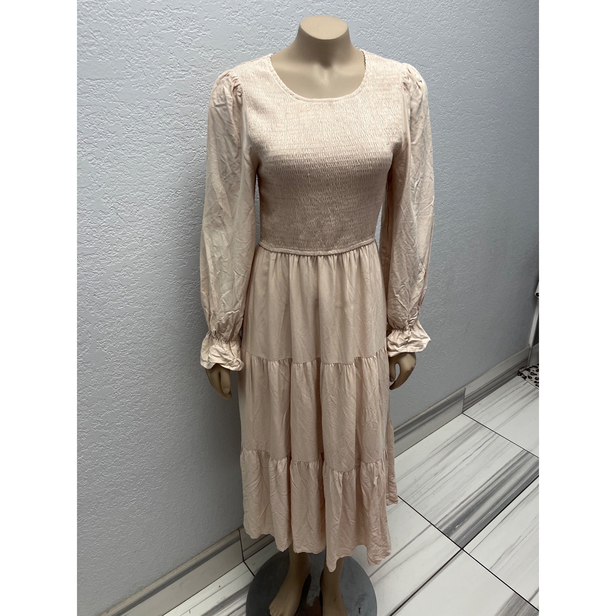 #1104 Zesica Smocked Bodice Long-Sleeve Tiered Midi Dress In Light Pink Size S