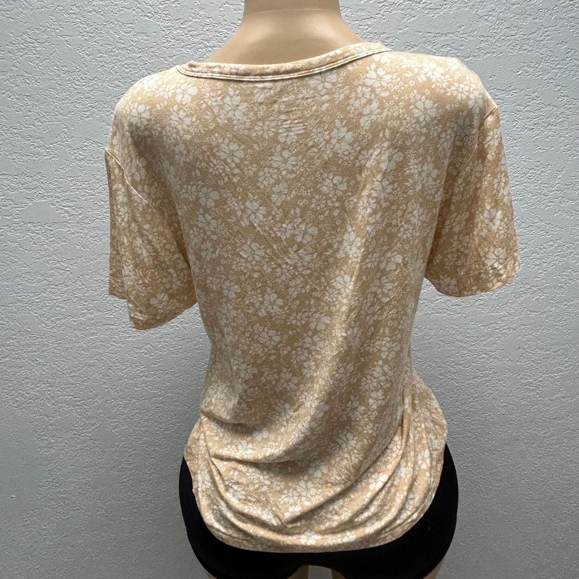#1064 American Eagle Women's Small Beige Floral Print V-Neck T-Shirt