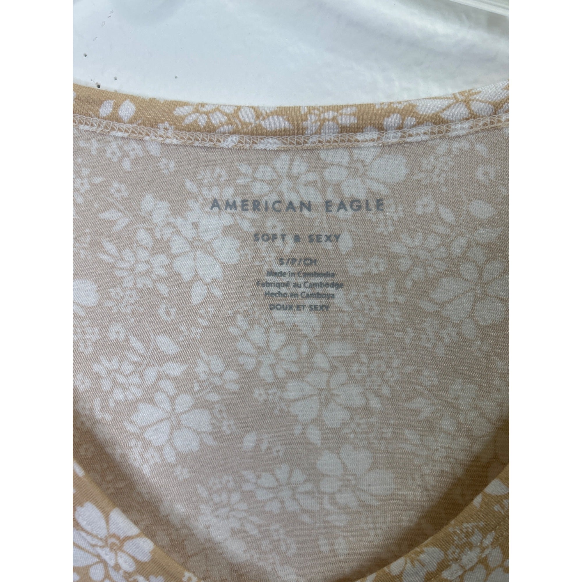 #1064 American Eagle Women's Small Beige Floral Print V-Neck T-Shirt