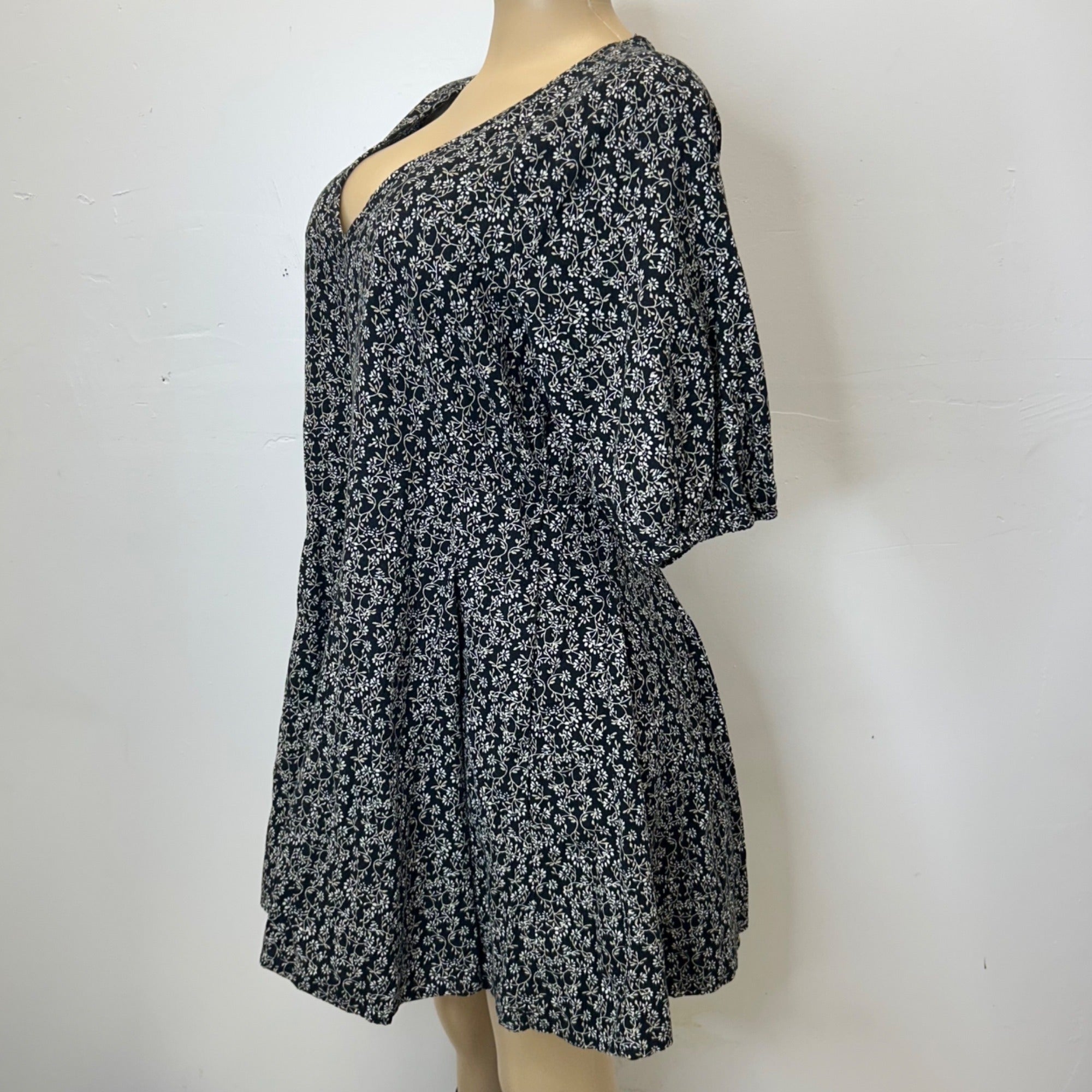 K-70 Universal Thread Women's Bell Elbow Sleeve Mini A-Line Dress Black Size Medium