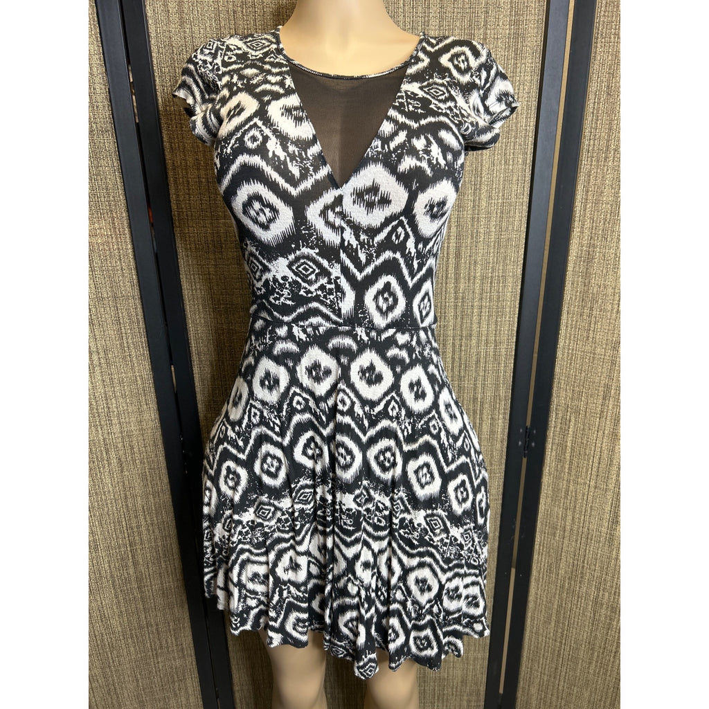 DG-137 Ocean Drive Size Medium Black & White Print Dress With Sheer Back Panel