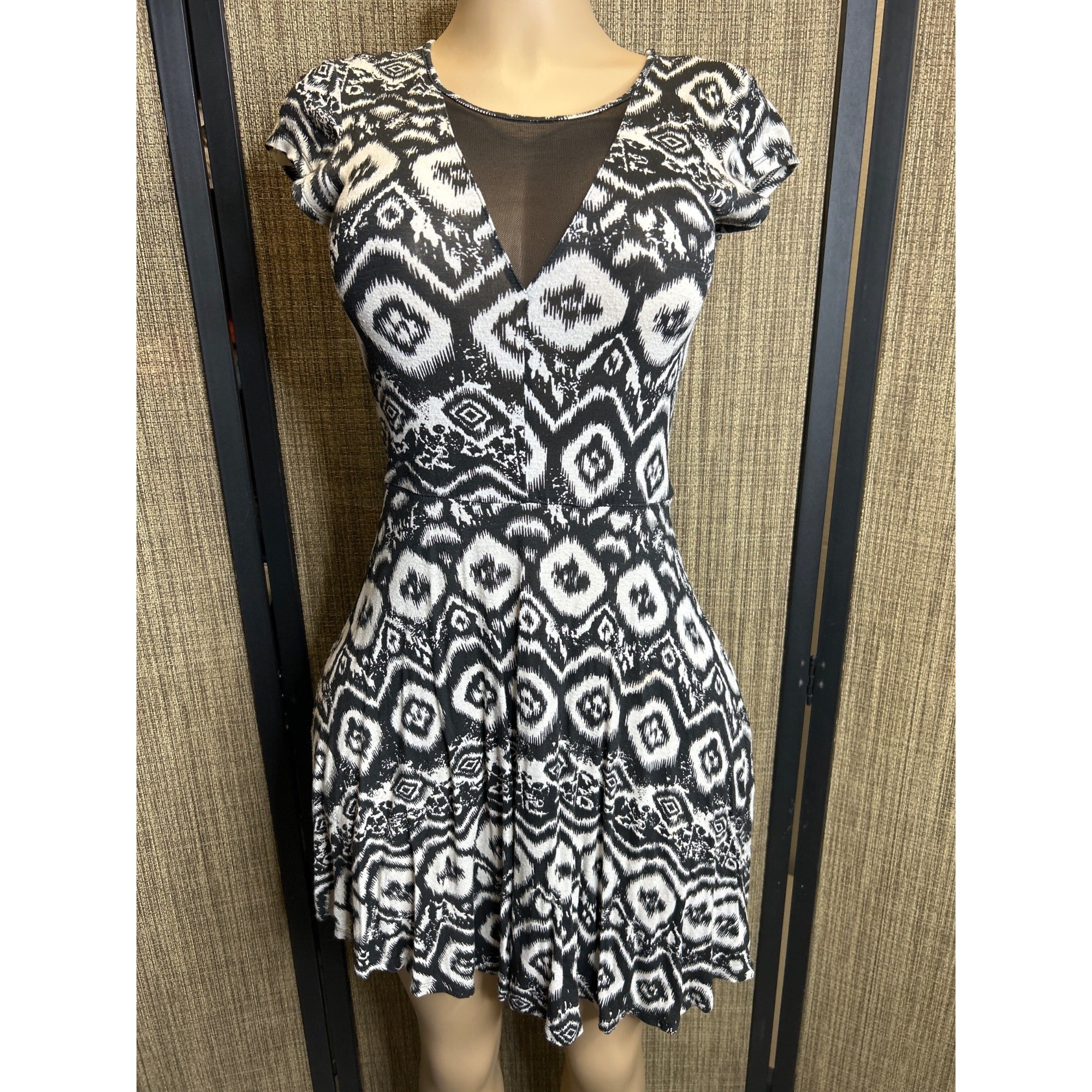 DG-137 Ocean Drive Size Medium Black & White Print Dress With Sheer Back Panel