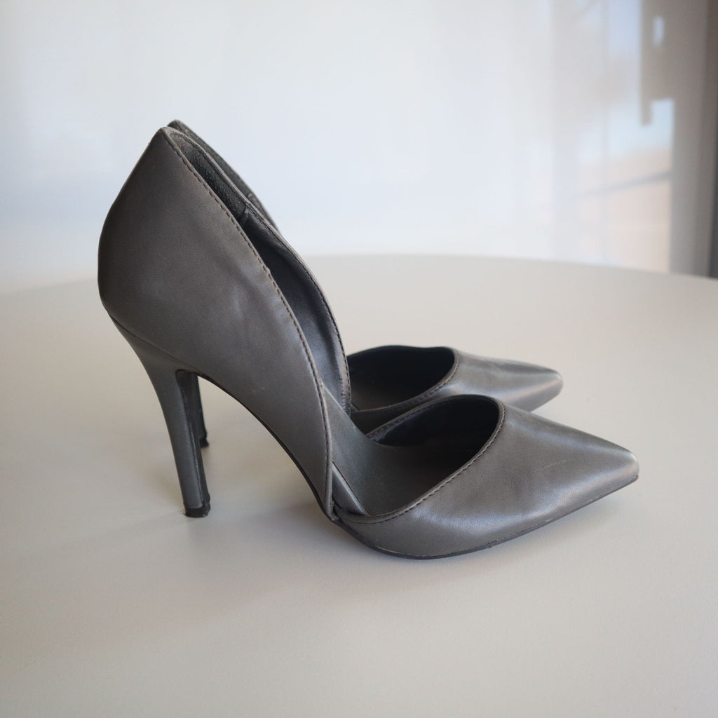 Breckelle's Women's Gray Pointed Toe High Heel Pumps Size 6.5