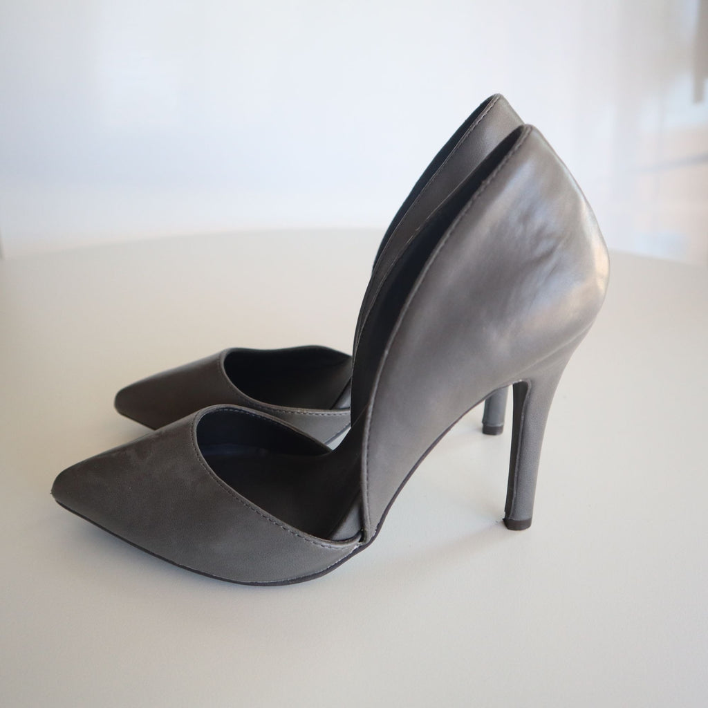 Breckelle's Women's Gray Pointed Toe High Heel Pumps Size 6.5