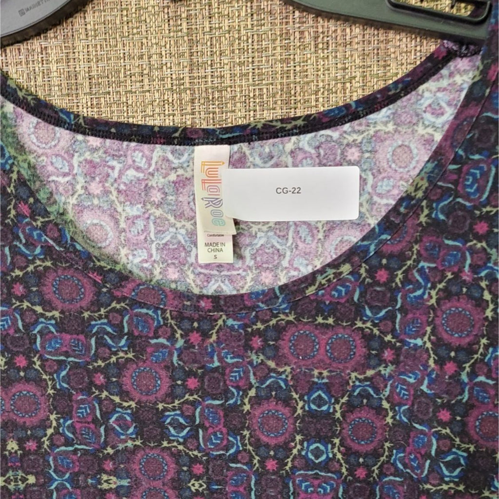 CG-22 LuLaRoe Purple Geometric Scoop Neck Short Sleeve Women's Top Size Small