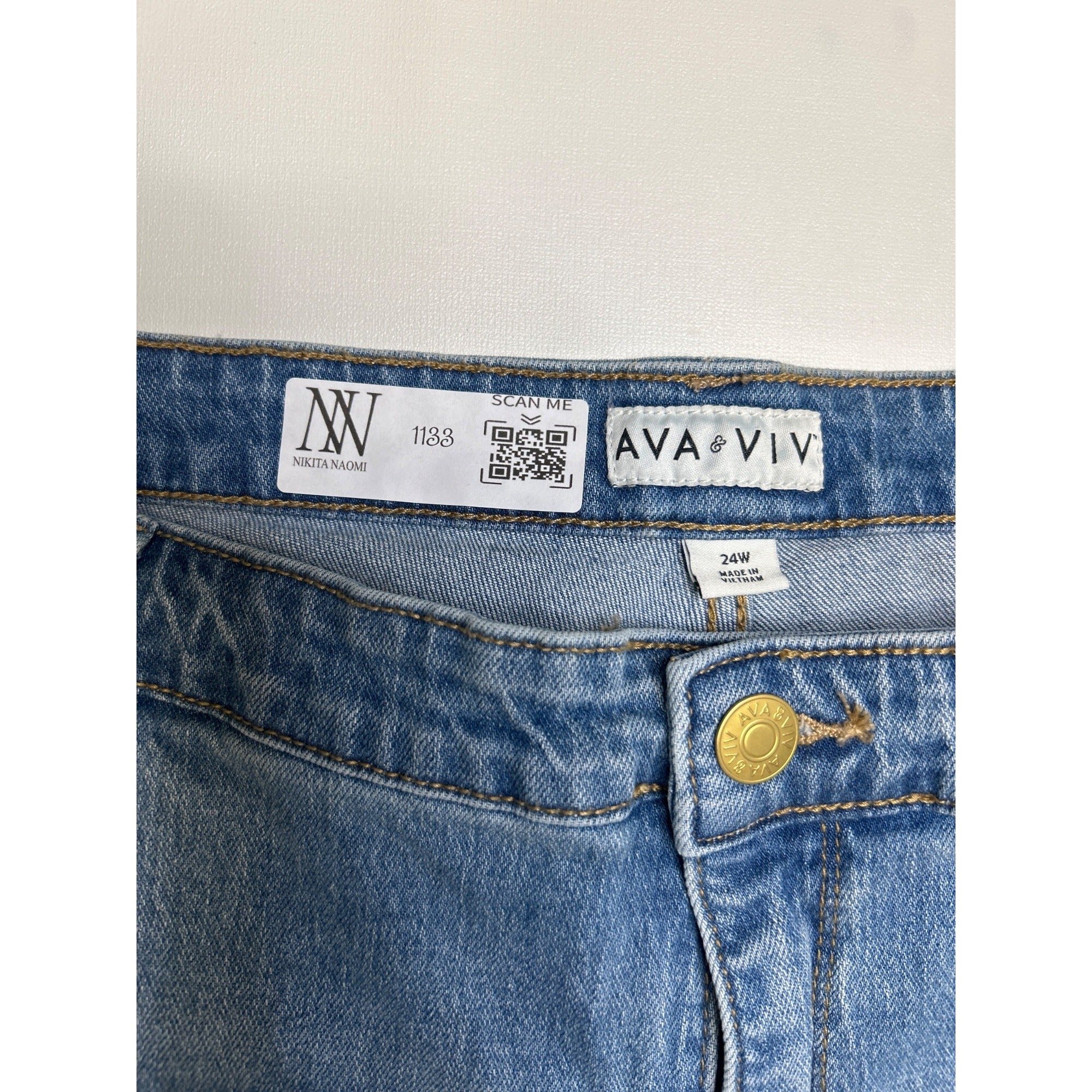 #1133 AVA & VIV 24W Blue Wash Cropped Straight Leg Jeans