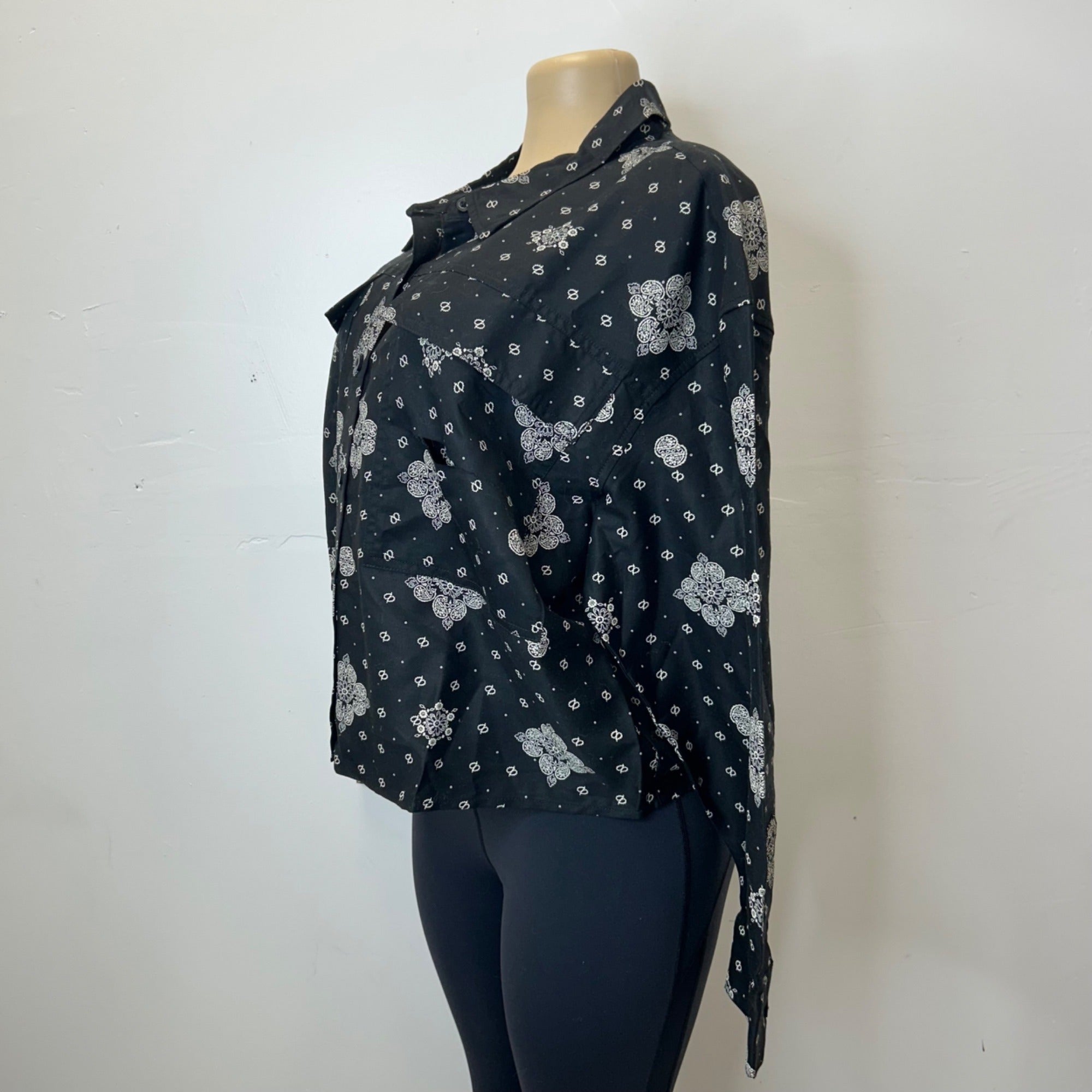 K-72 Woolrich Women's Bandana Print Button-Down Collared Utility Shirt Black Size XL