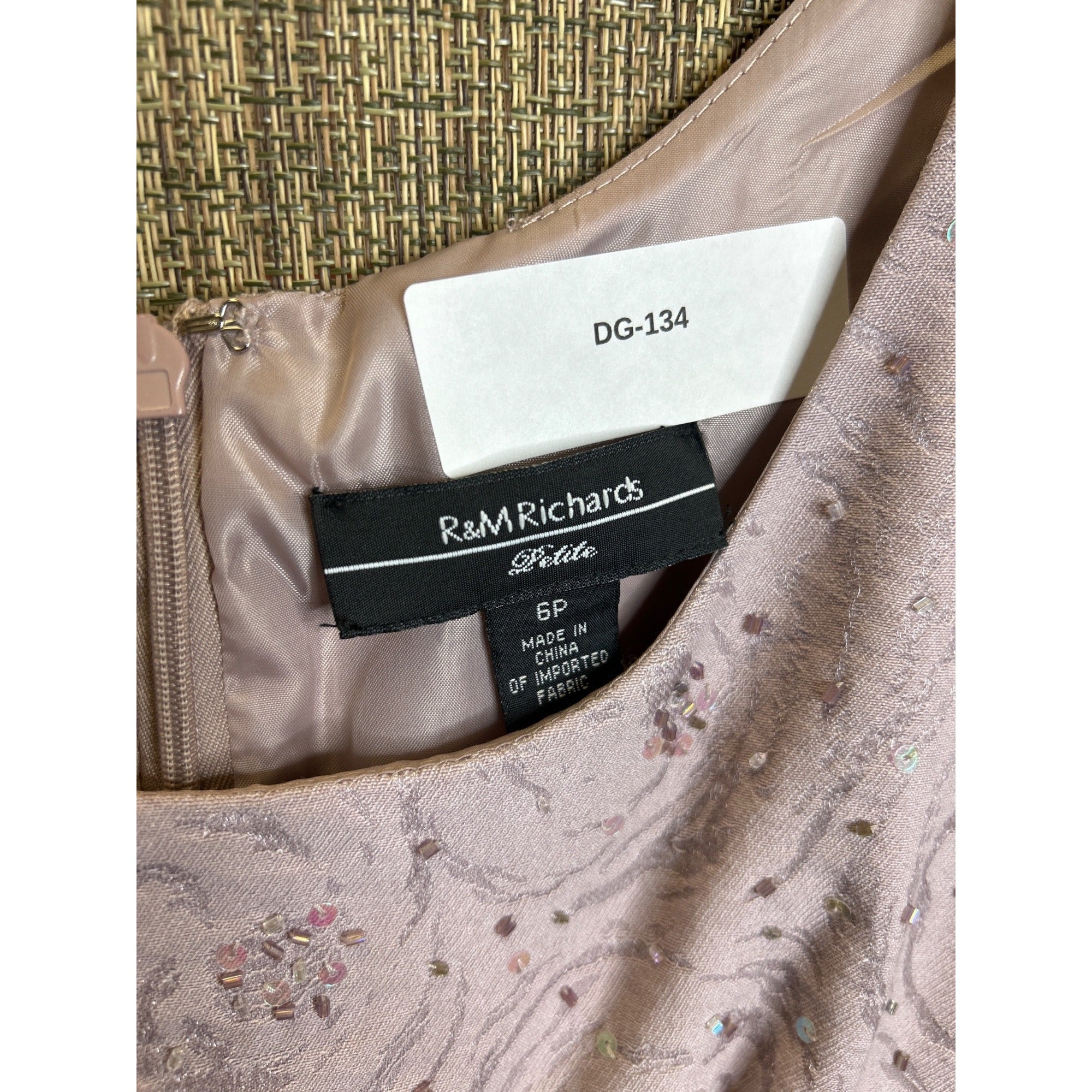 DG-134 R&M Richards Size 6 Petite Blush Textured Sleeveless Cocktail Dress