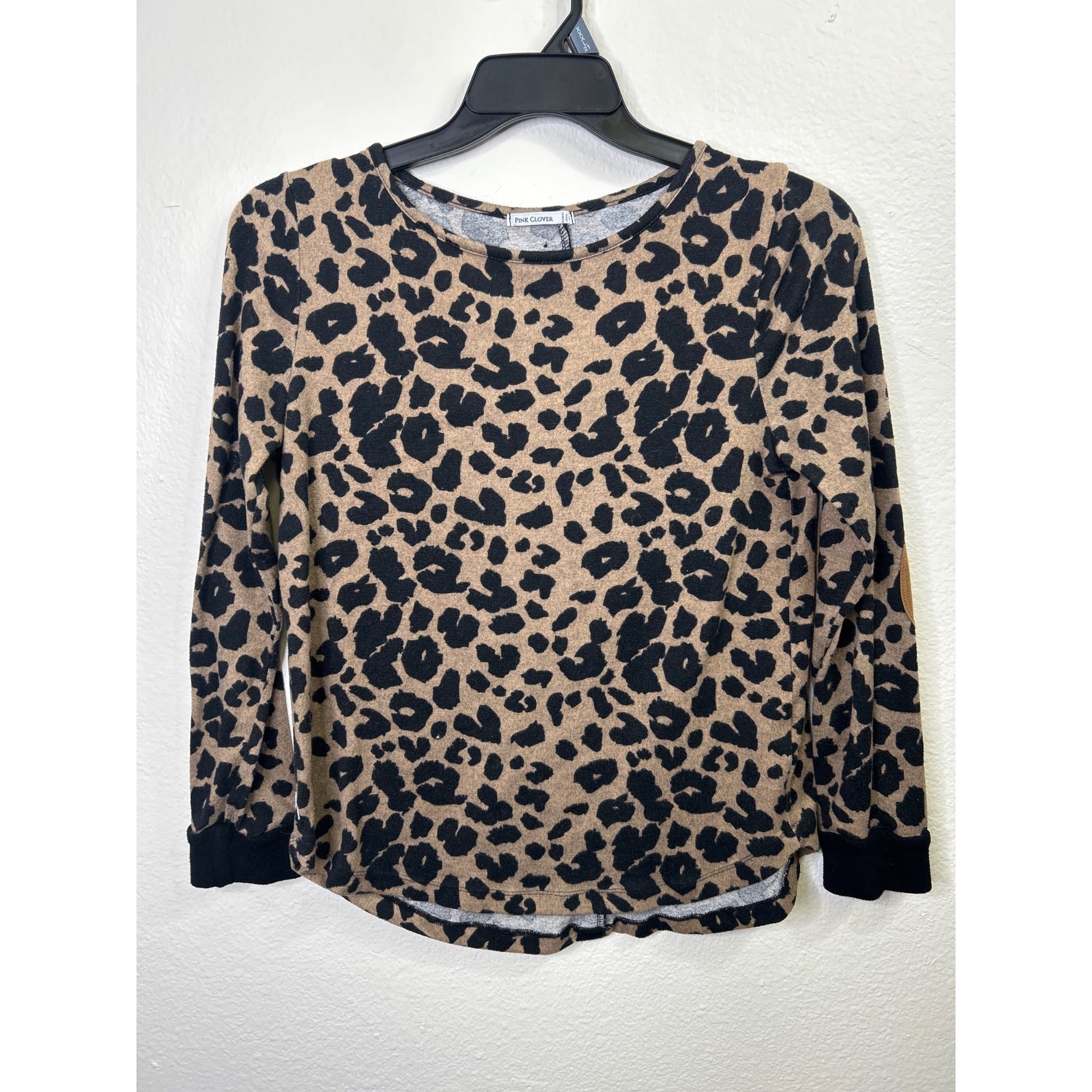 #1073 Pink Clover Leopard Print Long Sleeve Button-Back Top Women's Size M