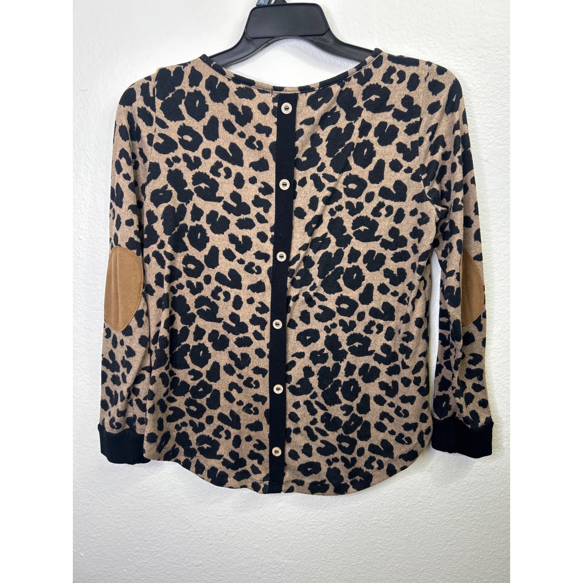 #1073 Pink Clover Leopard Print Long Sleeve Button-Back Top Women's Size M