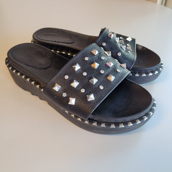 Forever Women's Size 5.5 /6 Black Studded Flip Flop Slide Sandals