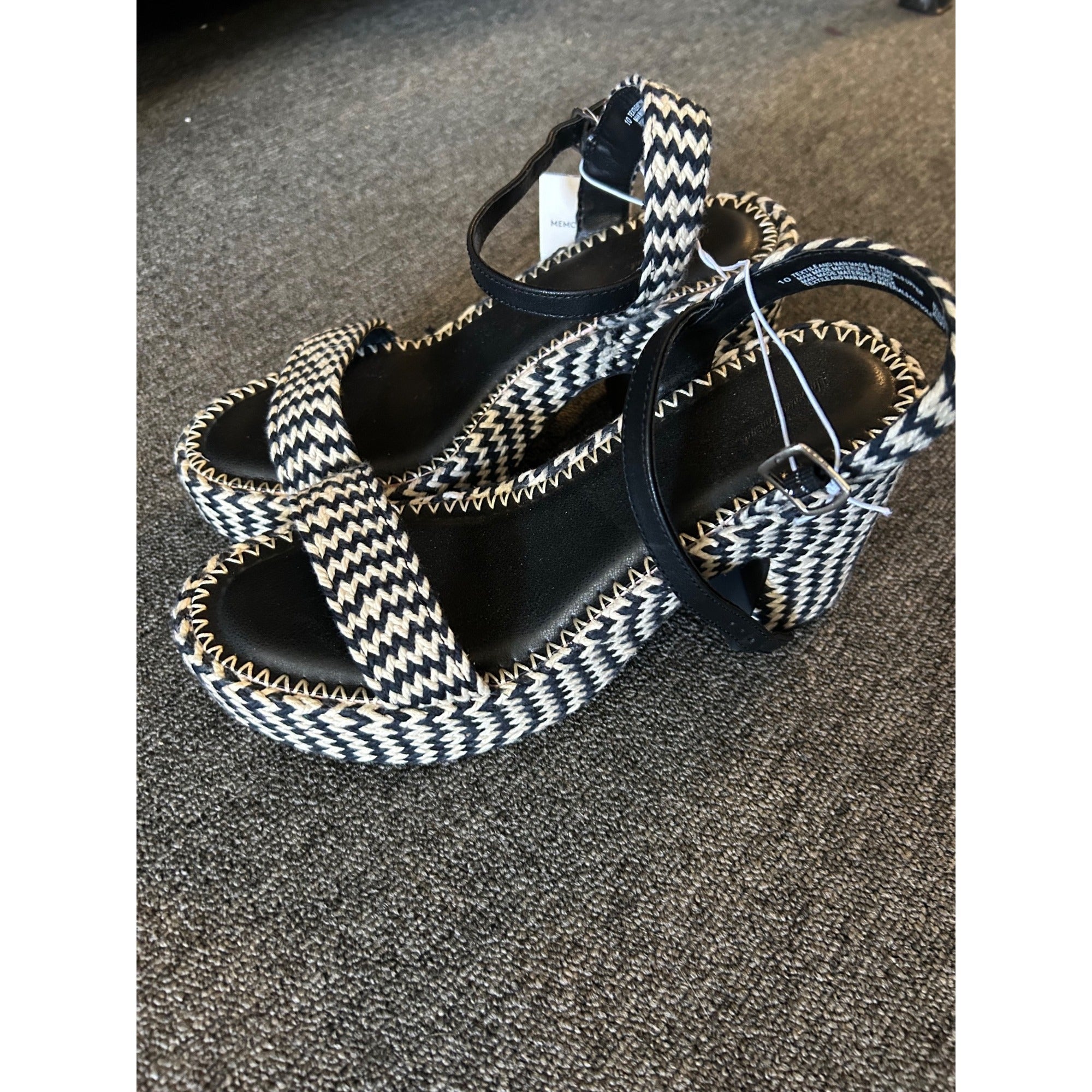 K-297 Universal Thread Women’s Size 10 Black & White Zigzag Platform Sandals