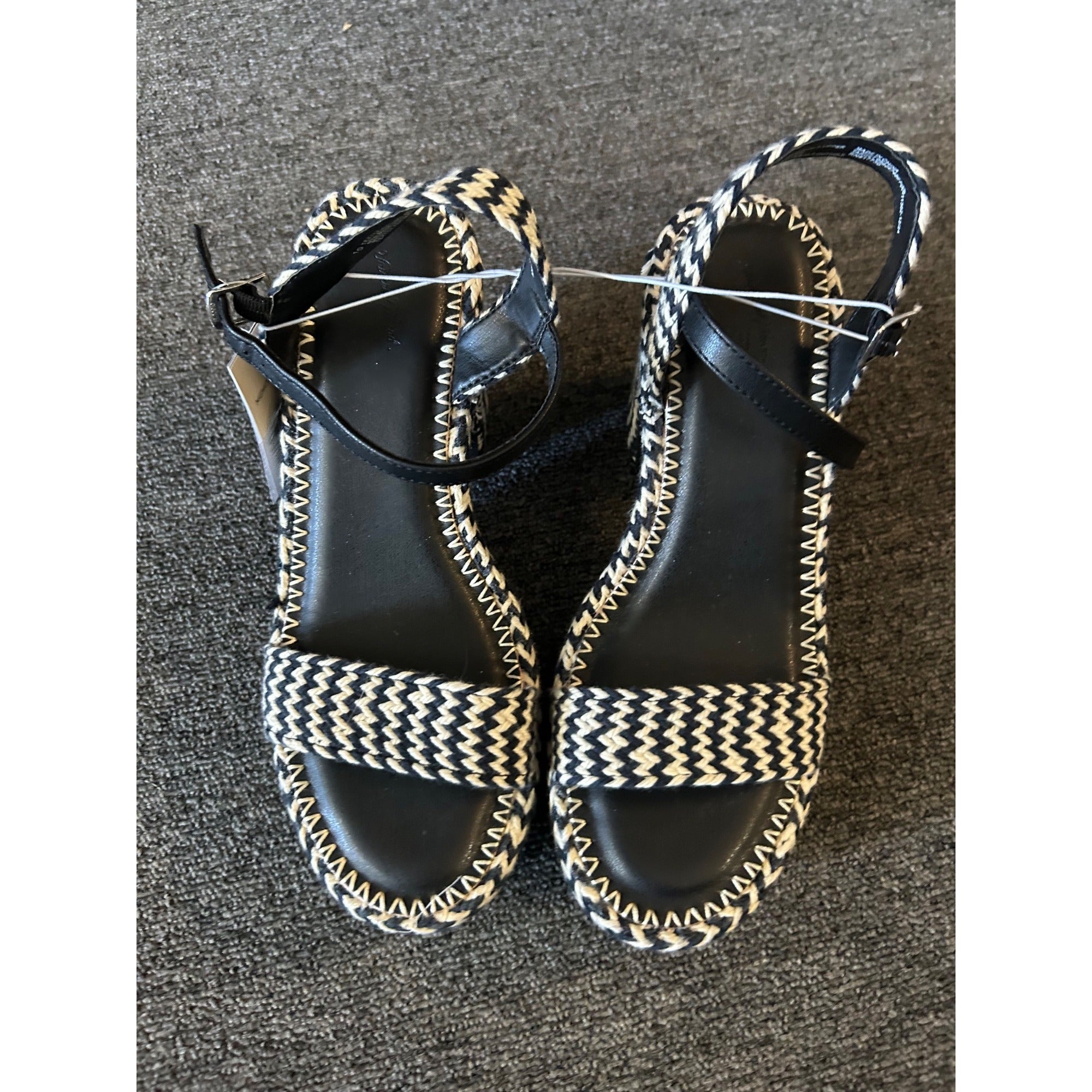 K-297 Universal Thread Women’s Size 10 Black & White Zigzag Platform Sandals