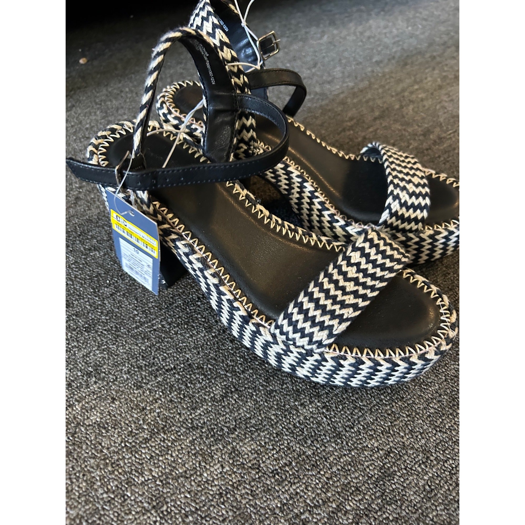 K-297 Universal Thread Women’s Size 10 Black & White Zigzag Platform Sandals