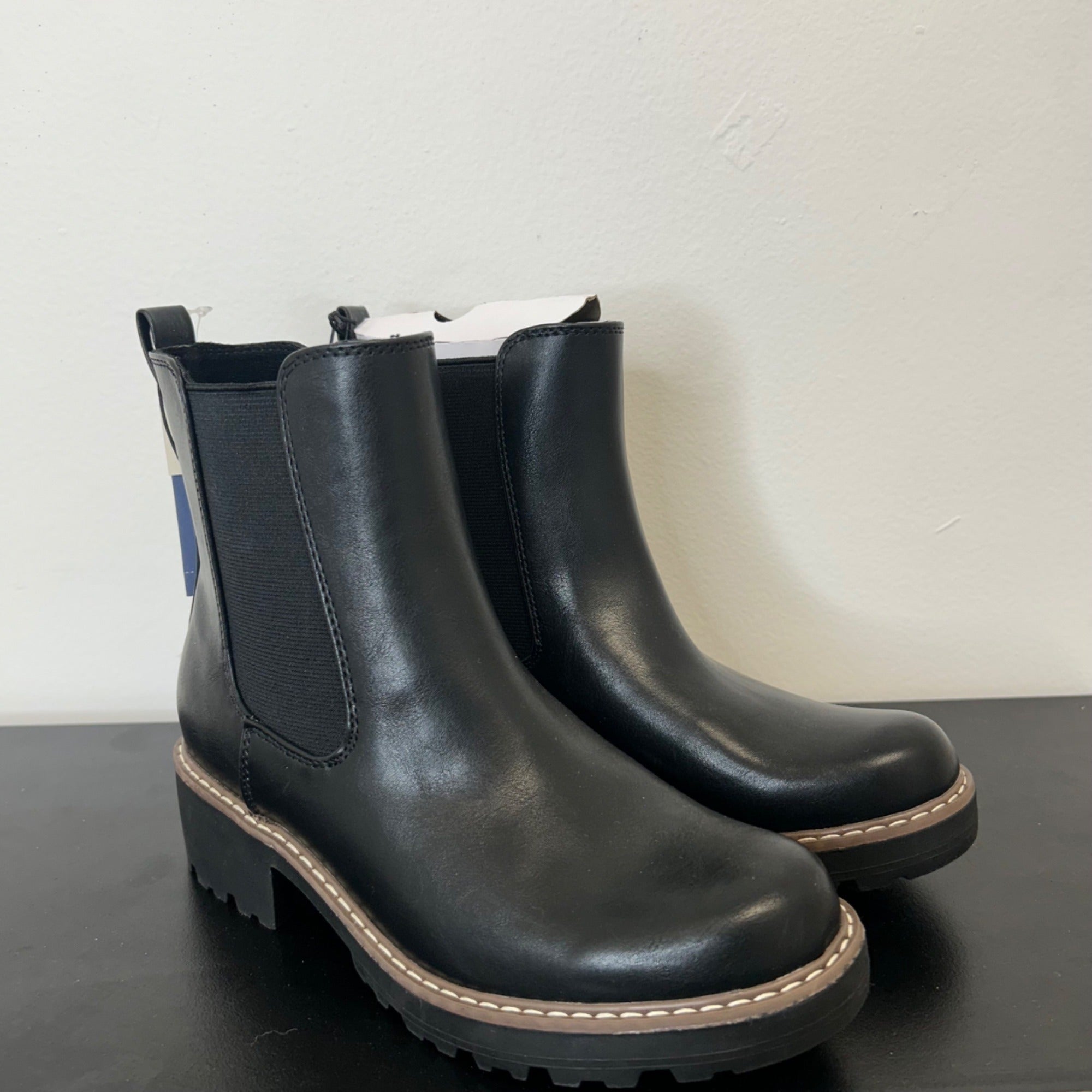 K-9 Universal Thread Size 6 Women's Celina Chelsea Boots w/ Memory Foam Insoles