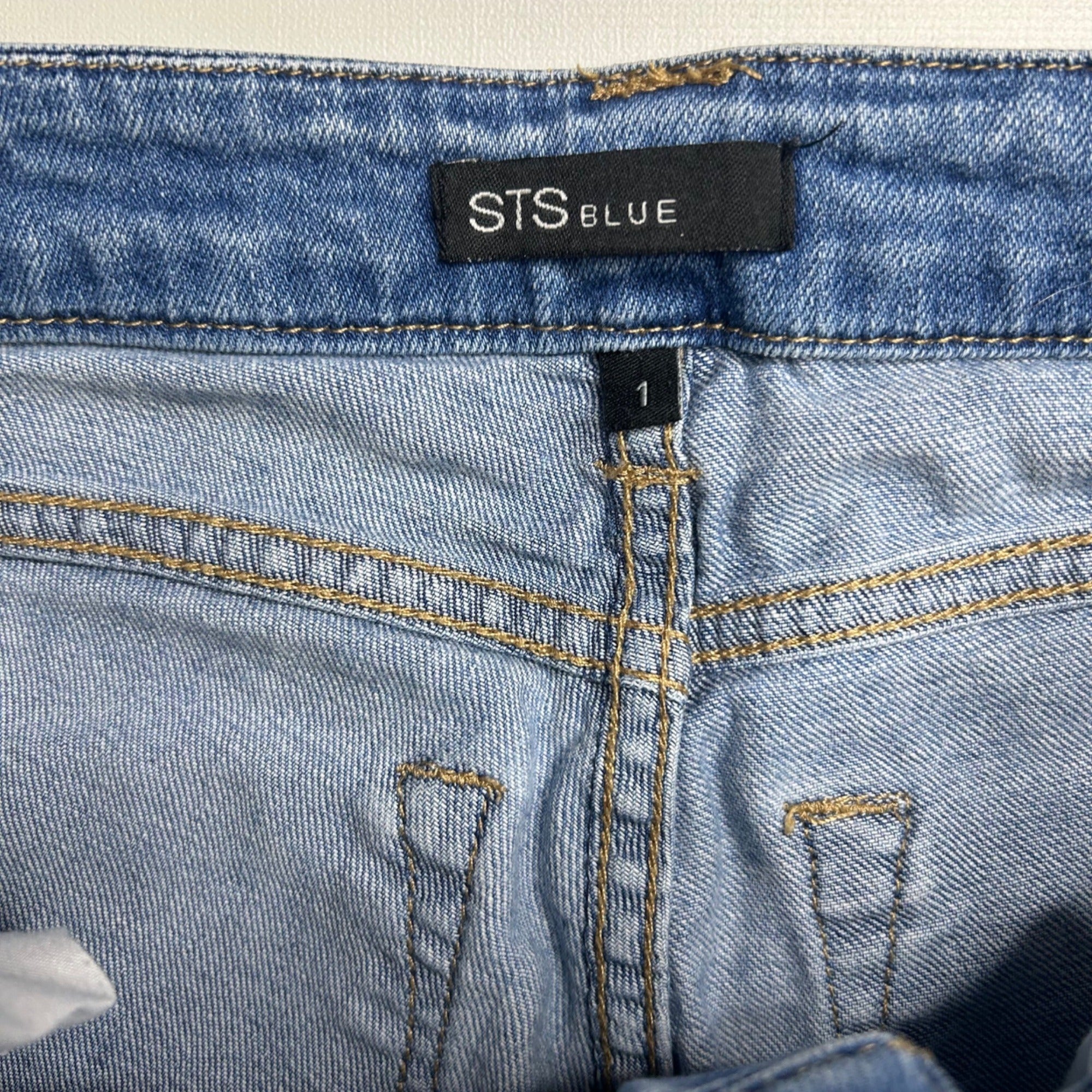 #961 STS Blue Size 1 Distressed Light Wash Denim Shorts With Raw Hem