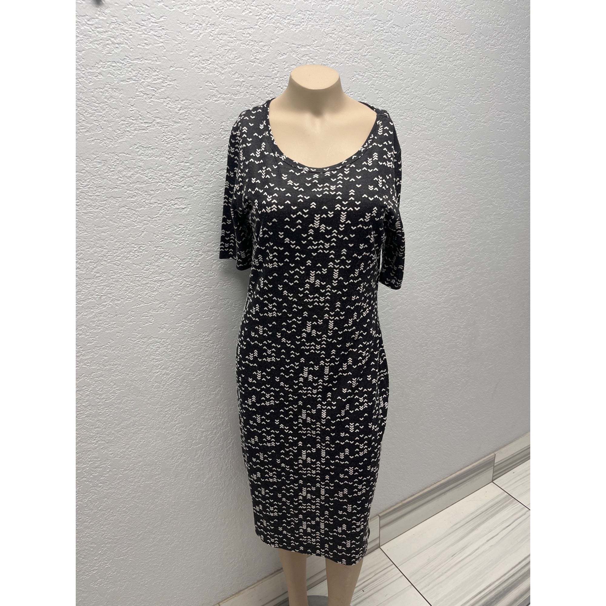 #1100 LuLaRoe Black & White Chevron Knit Scoop Neck Knee-Length Dress Size S