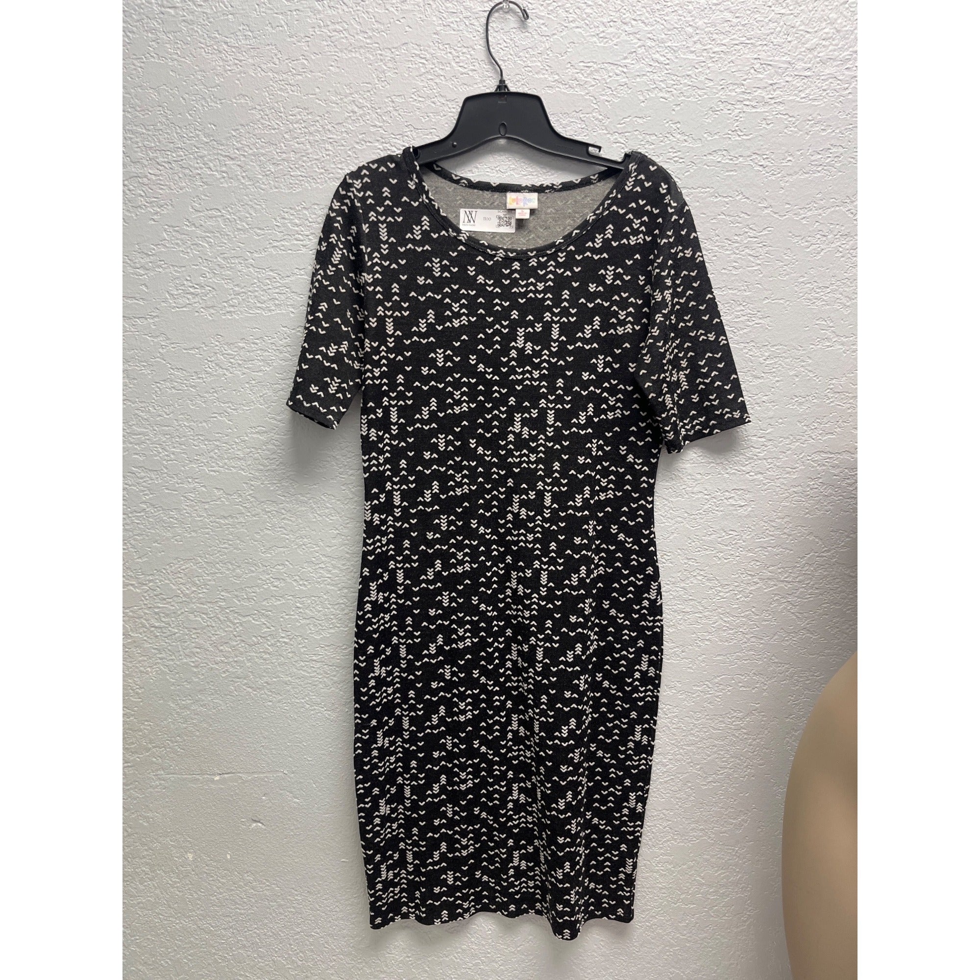 #1100 LuLaRoe Black & White Chevron Knit Scoop Neck Knee-Length Dress Size S