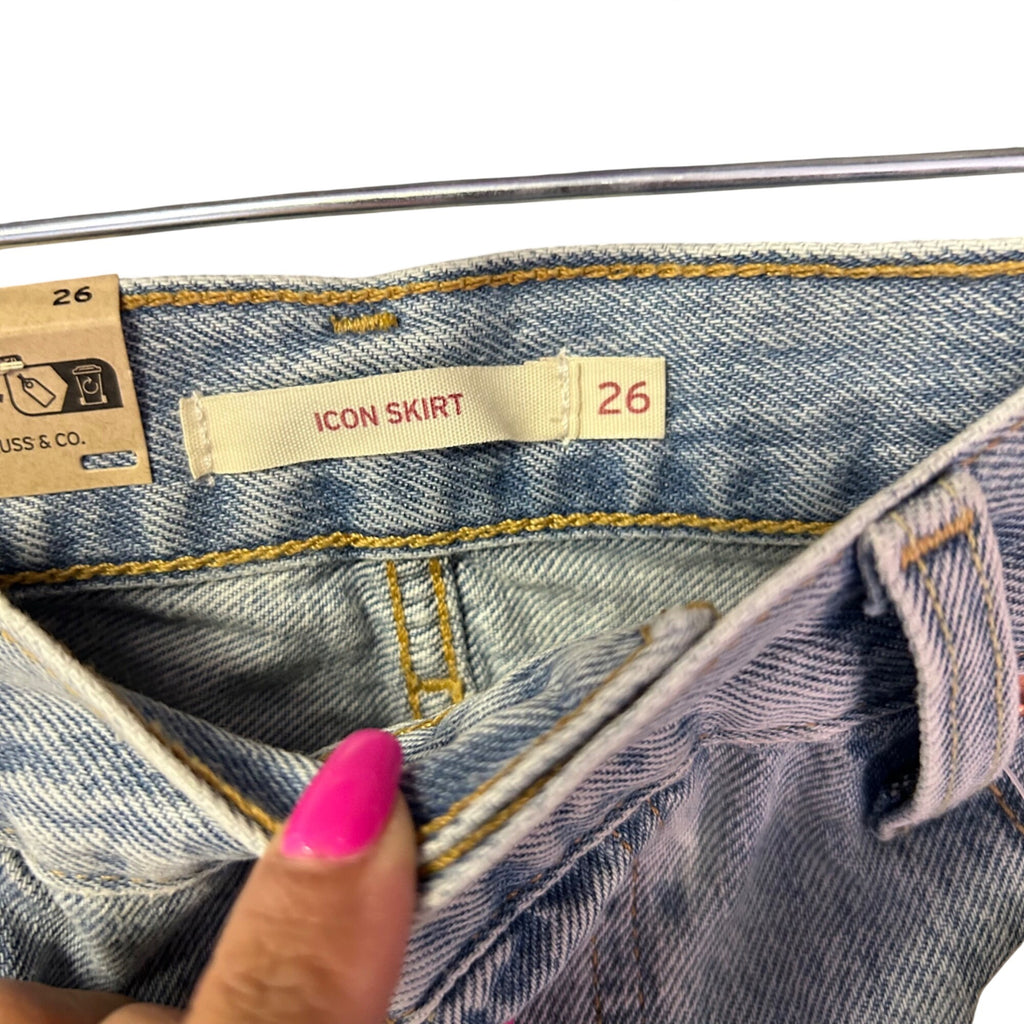 K-306 Levis Womens Icon Denim Skirt Mid-Rise Light Wash Raw Hem Size 26
